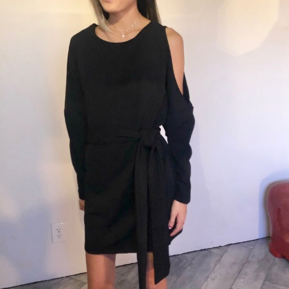 ✨Last One✨ Sweater dress with left shoulder cutout - Picture 4 of 8